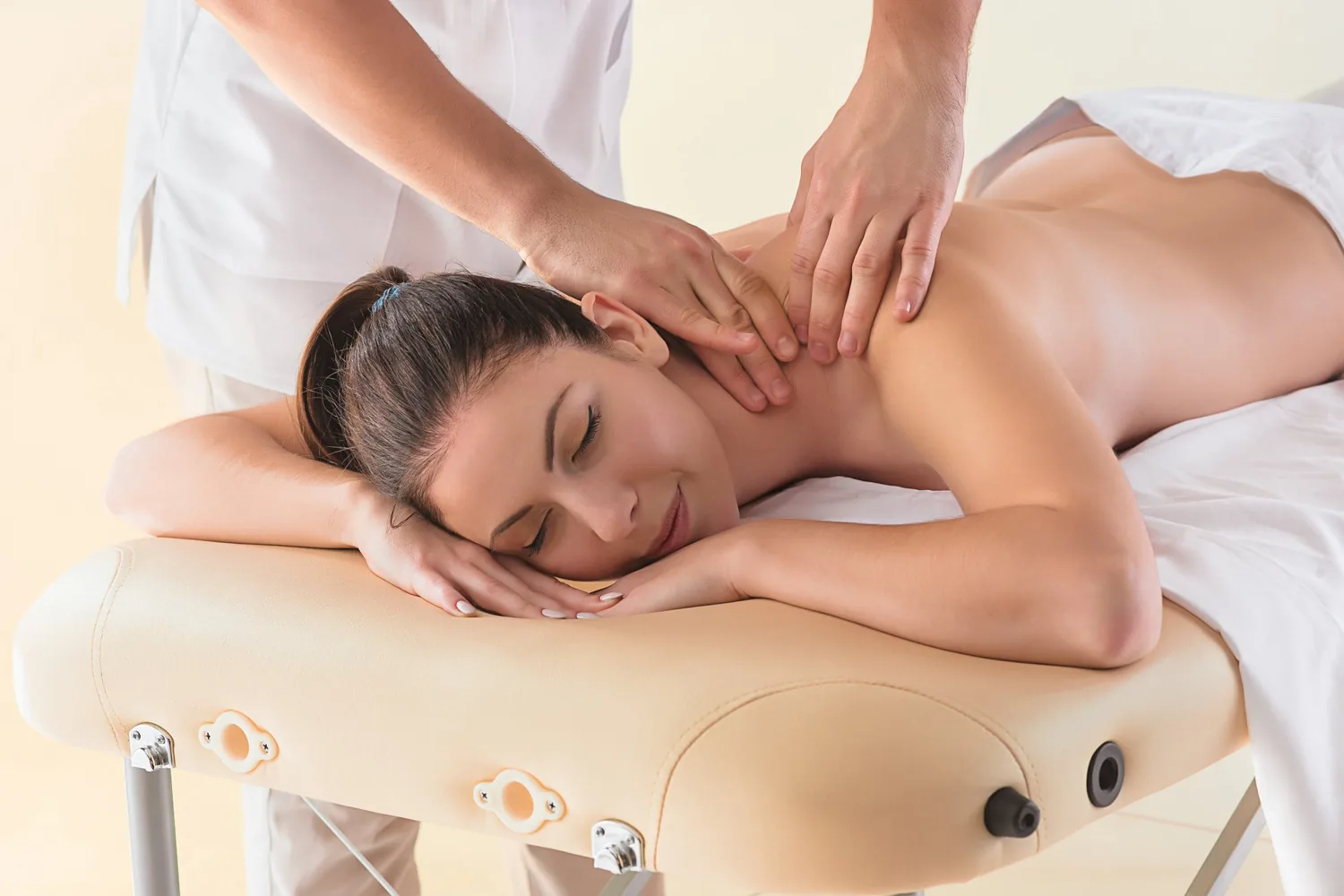 Therapist giving a back and shoulder massage — representative image